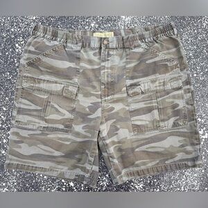 Cabela’s Camo Cargo Pocket Shorts Size 42 EUC